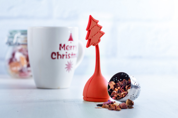 Eine weiße Tasse mit der Aufschrift "Merry Christmas" und ein weihnachtlicher Teebeutel können auch zu Weihnachten an Kunden und Mitarbeiter verschenkt werden.