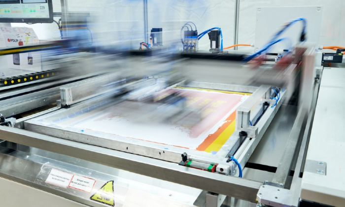 Transferdruckmaschine während der Produktion