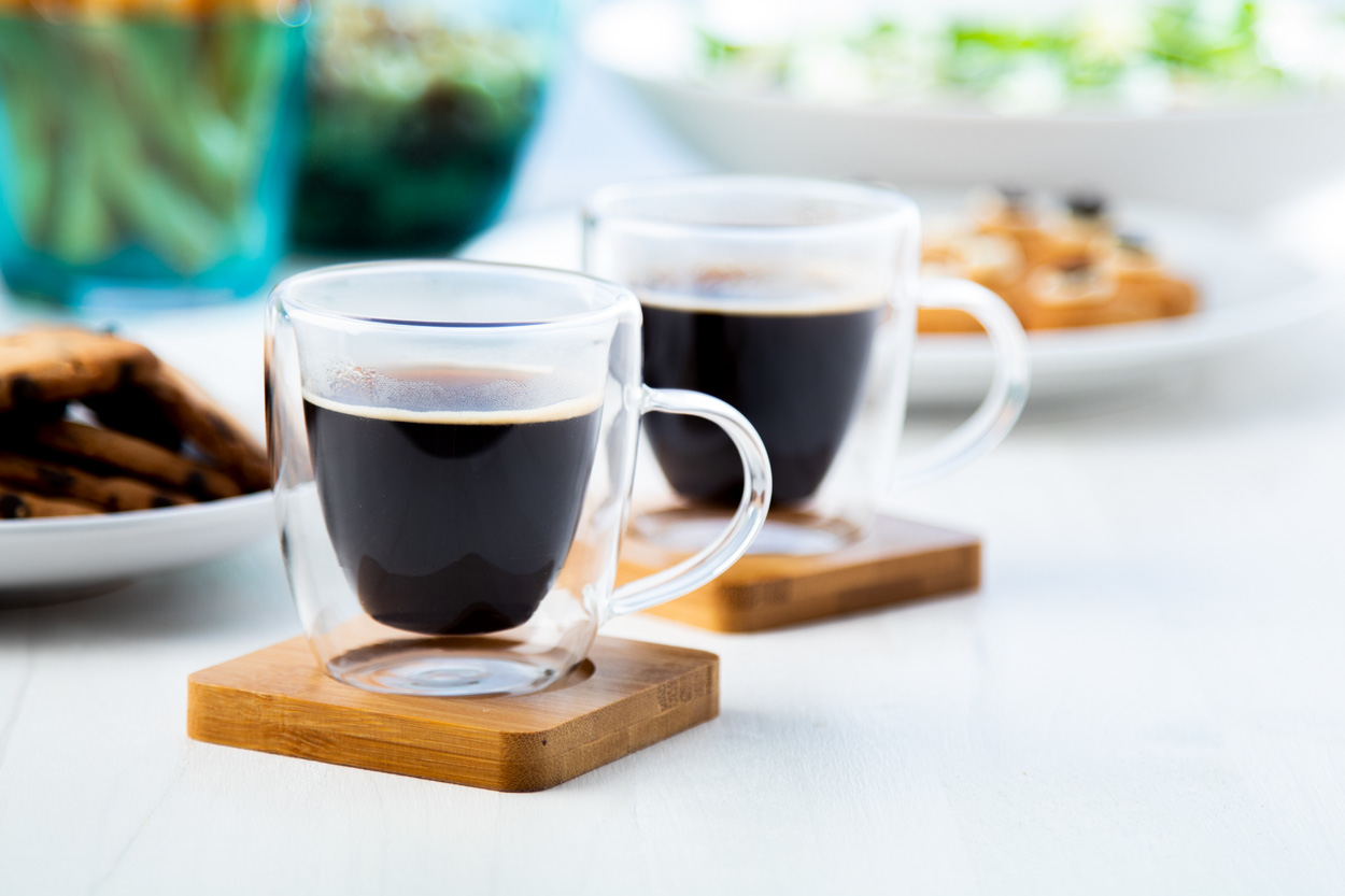Doppelwandige Tasse für Kaffee als optisches Highlight mit Logo als Werbegeschenk.