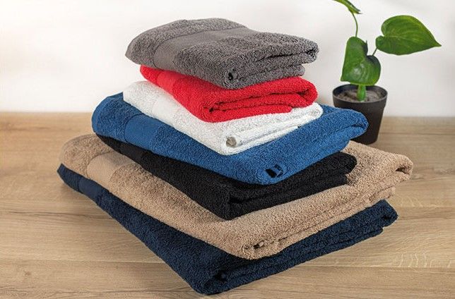 In diversen Größen und Farben können Handtücher bestickt als Werbegeschenk eingesetzt werden.