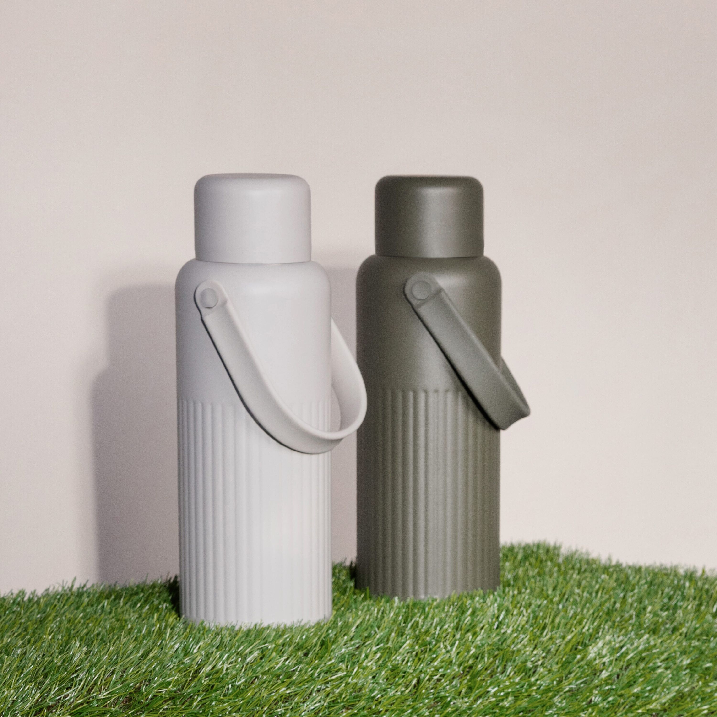 Sagaform Theo Thermosflasche (recycelt) 1 L - dried green-61