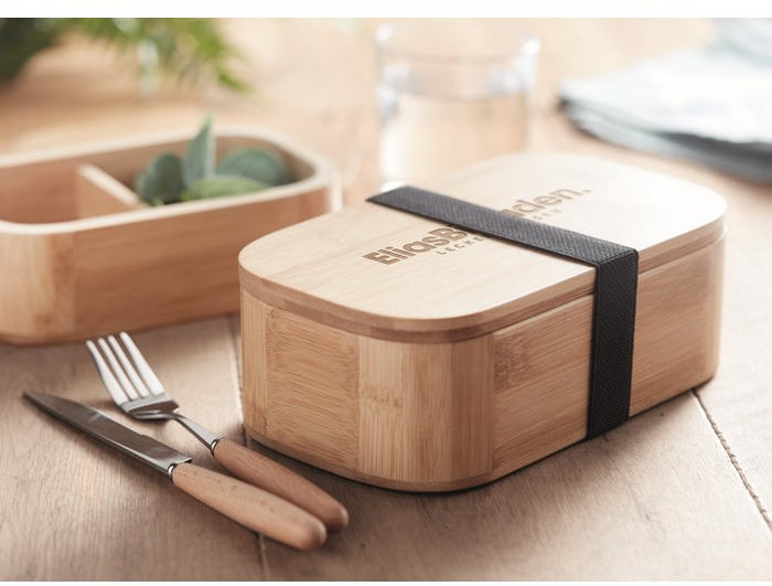 Lunch-Box mit Lasergravur. Anbei liegt ein Besteckset.