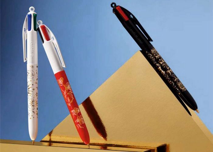 Drei unterschiedliche Kugelschreiber des Modells BIC 4 Colours werden präsentiert. Die Individualisierungsmöglichkeiten sind nahezu grenzenlos.