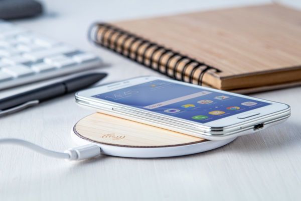 Kabellose Ladegeräte laden Ihre mobilen Geräte per Induktion auf. Einfach das Endgerät auf die Ladestation auflegen und schon startet der Ladevorgang. Wichtig ist, dass das Smartphone über die Technik für eine Aufladung mittels Induktion verfügt.