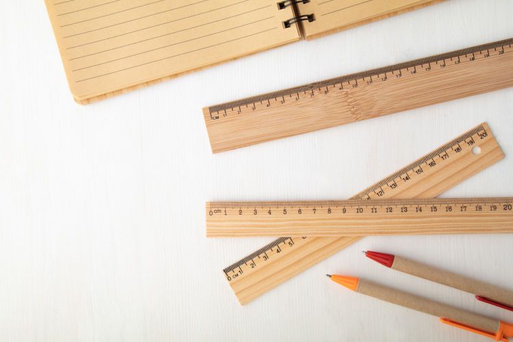 Lineale gibt es in verschiedenen Längen und auch aus verschiedenen Materialien. Wir können längliche Druckmotive auf den Linealen platzieren.