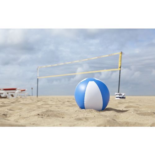 Blau-weiß gestreifter Wasserball mit Logo im Sand am Strand als Werbeartikel einsetzen.
