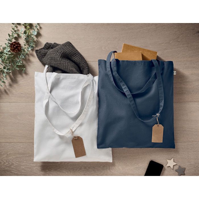 Weiße und blaue Baumwolltasche gefüllt mit diversen Gegenständen.