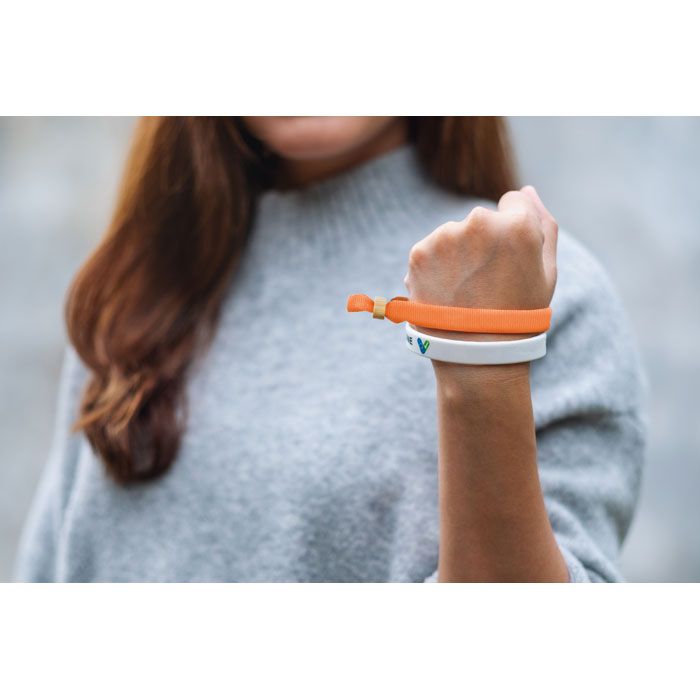 Stylische Armbänder in tollen Farben als Werbegeschenk.