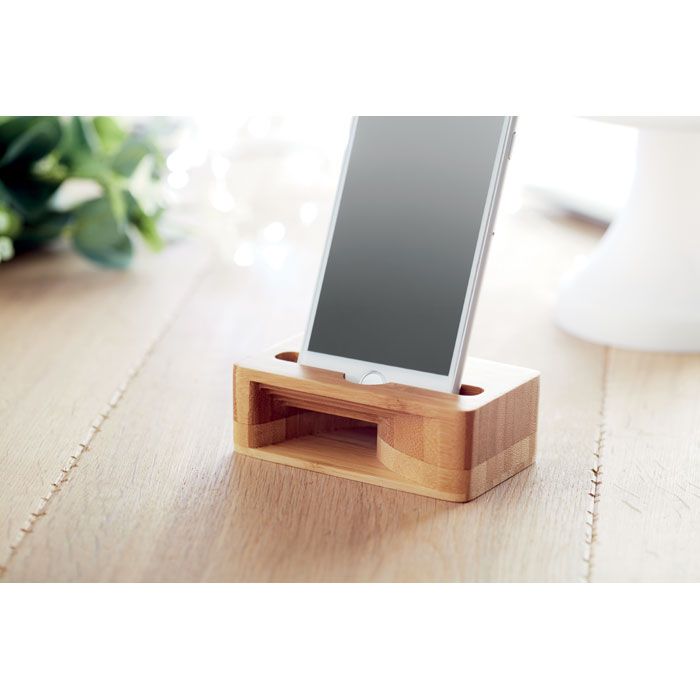 Smartphonehalter aus Holz auf Schreibtisch.