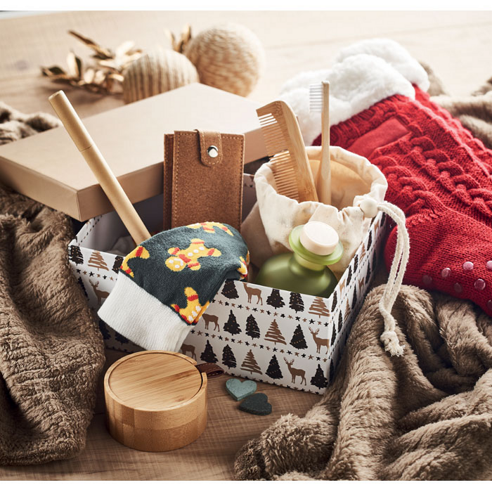 Eine weihnachtliche Box mit verschiedenen Artikeln gefüllt kann als Geschenk an Mitarbeiter und Kunden verteilt werden.
