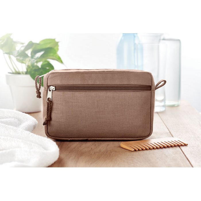 Eine Kosmetiktasche ist ein nettes Präsent für Kunden von Kosmetikstudios und Frisören.
