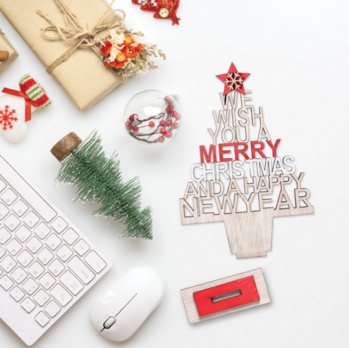 Verschiedene Weihnachtsdekoration und auch Christbaumschmuck kann als Werbeartikel zu Weihnachten verschenkt werden.