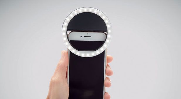 Smartphonelicht für Selfies von Highflyers in Hand auf grauem Hintergrund