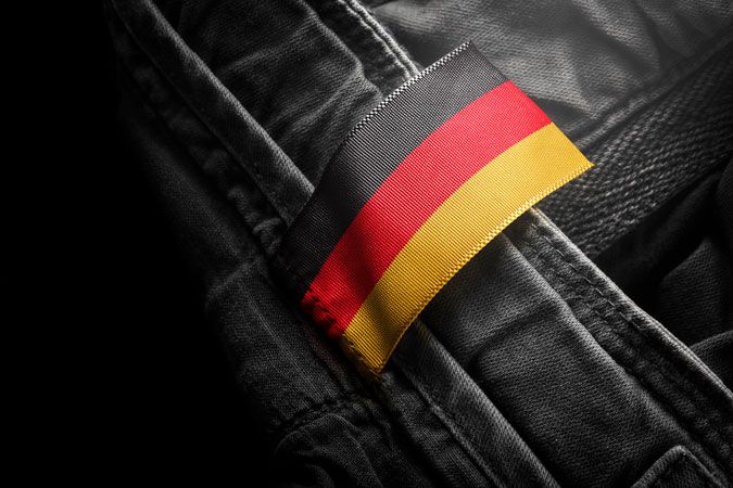 Deutschlandflagge ist an ein Kleidungsstück genäht