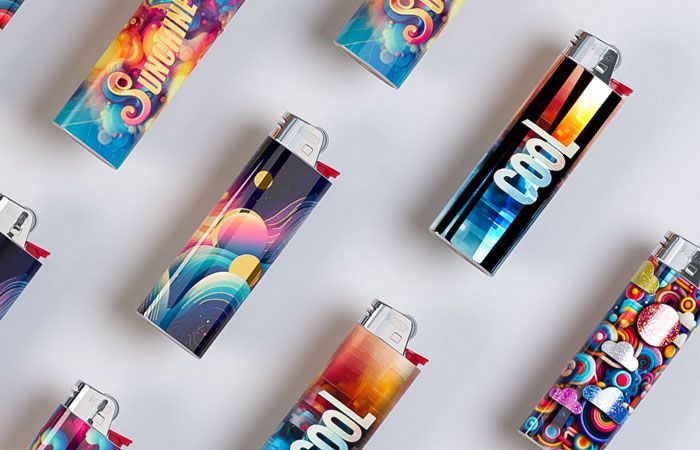 Mehrere individuell bedruckte Feuerzeuge von BIC werden präsentiert.