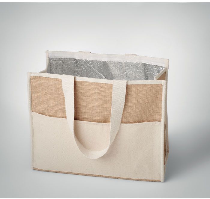Kühle Getränke in heißen Sommermonaten können Ihre Kunden und Mitarbeiter durch bedruckte Kühltaschen haben. Setzen Sie die beliebten Werbeartikel auch für Ihr Unternehmen ein.