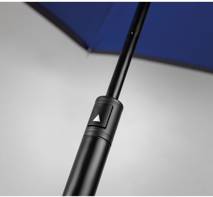 Die bequeme Art einen Regenschirm zu öffnen, ist per Knopfdruck. Viele Werbeartikel Schirme lassen sich mit einem Knopf automatisch öffnen und müssen nur noch per Hand geschlossen werden.