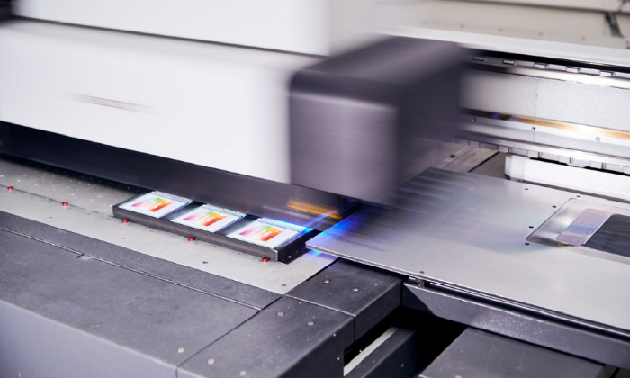 Im Bild zu sehen ist eine Digitaldruckmaschine während der Produktion