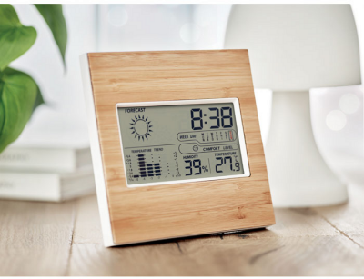 Auf einem Tisch ist eine Wetterstation aus Bambus zu sehen.