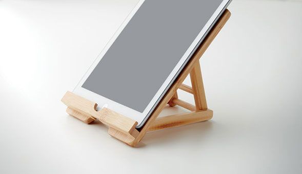 Smartphone und Tablethalter aus Bambus auf grauem Hintergrund