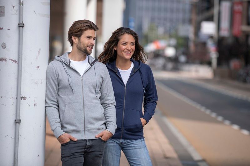 Sweatshirts und Sweatjacken eigenen sich hervorragend als Mitarbeiter- und Teamkleidung. Die bequemen Kleidungsstücke können bei Highflyers mit Logo veredelt werden.