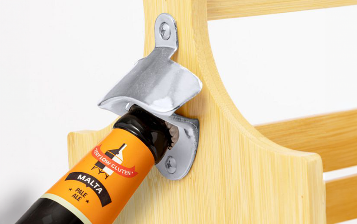 Getränkehalter aus Bambus mit integriertem Bieröffner