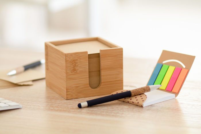 Zettelboxen gibt es ganz klassisch aus Karton oder Kunststoff oder auch modern aus Bambus. Wir bedrucken alle Modelle mit Ihrem Logo.