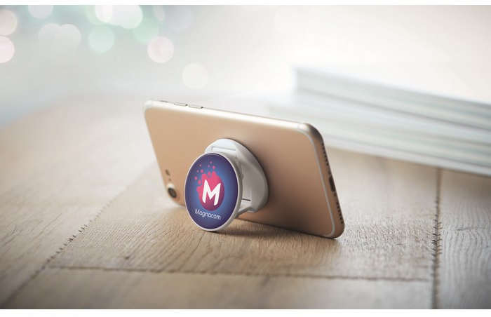 Ein Smartphonehalter ist mit einem Doming veredelt.
