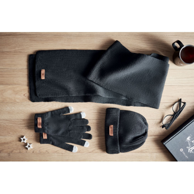 Ein Schal, eine Mütze und Handschuhe wurden mit Logo bedruckt und können im Winter als Werbeartikel verschenkt werden.