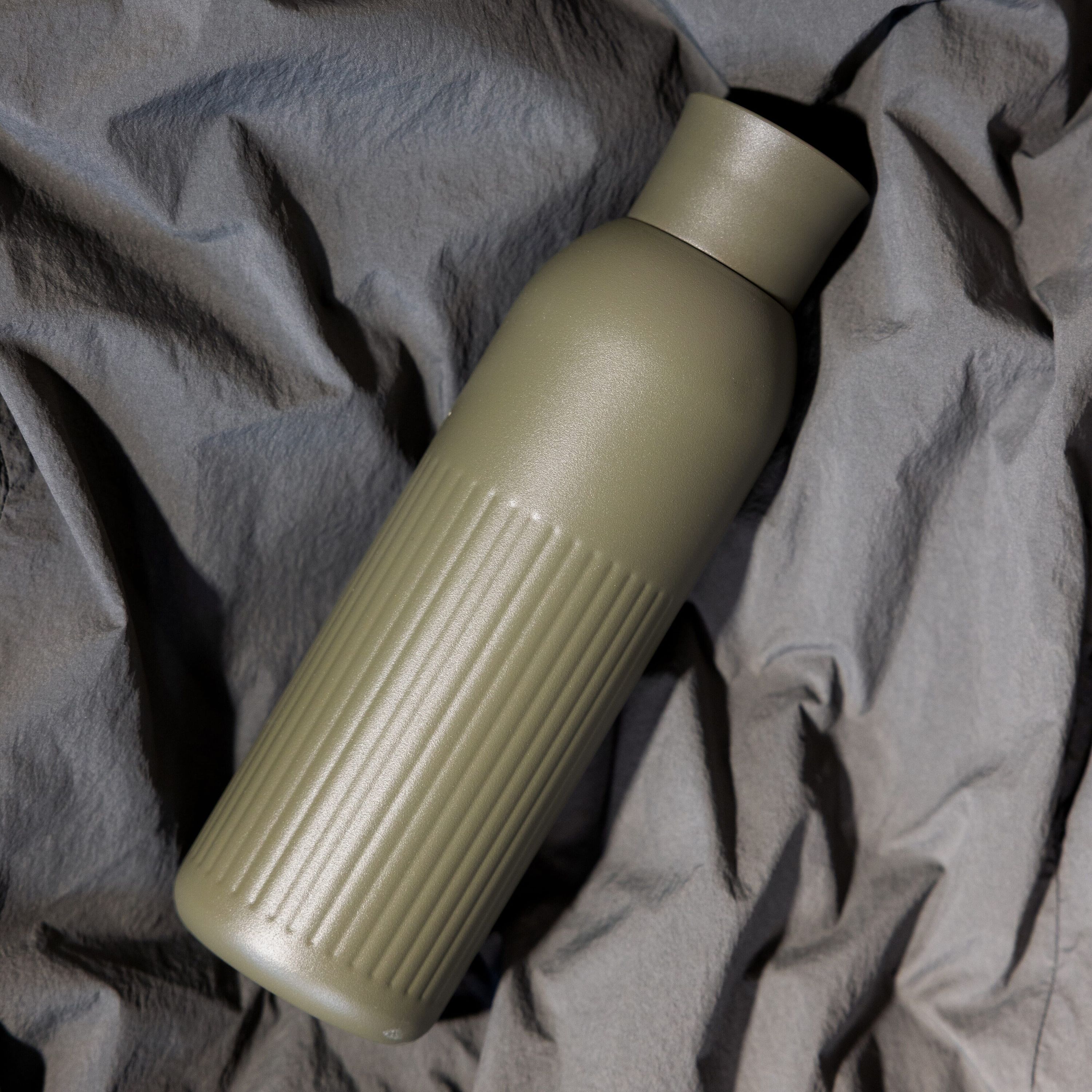 Sagaform Tekla Push Stahlisolierflasche mit Druckverschluss (recycelt) 500 ml - dried green-180
