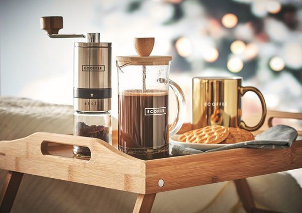 Kaffee-Set auf Tablett.