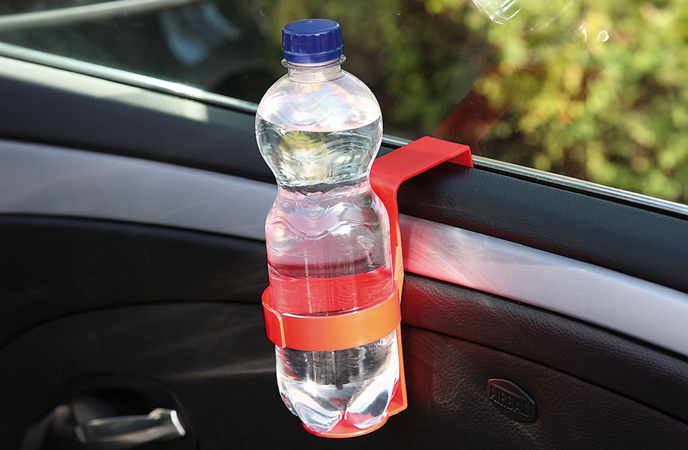 Getränkehalter in Rot für Flaschen im Auto