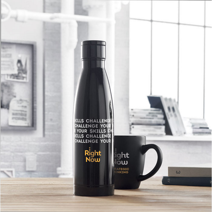 Im Bild zu sehen sind eine schwarze Isolierflasche und eine schwarze Kaffeetasse mit Digitaldruck