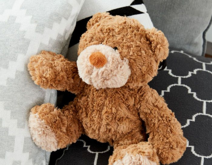Werbeartikel Plüschtier Bär auf dem Sofa.
