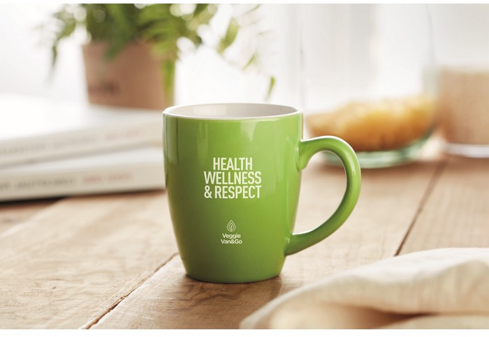 Eine grüne Tasse mit weißem Keramiktransferdruck