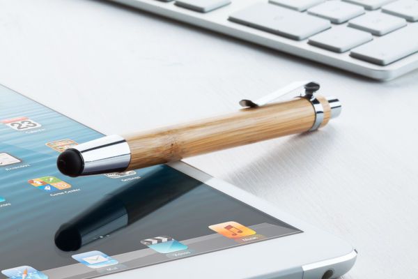 Touchpens zeichnen sich durch einen variablen Silikon Drücker aus, mit dem Touch Displays bedient werden können. Kombiniert mit einer Schreibmine werden daraus Touchpens, die wir bei Highflyers mit Ihrem Logo bedrucken.