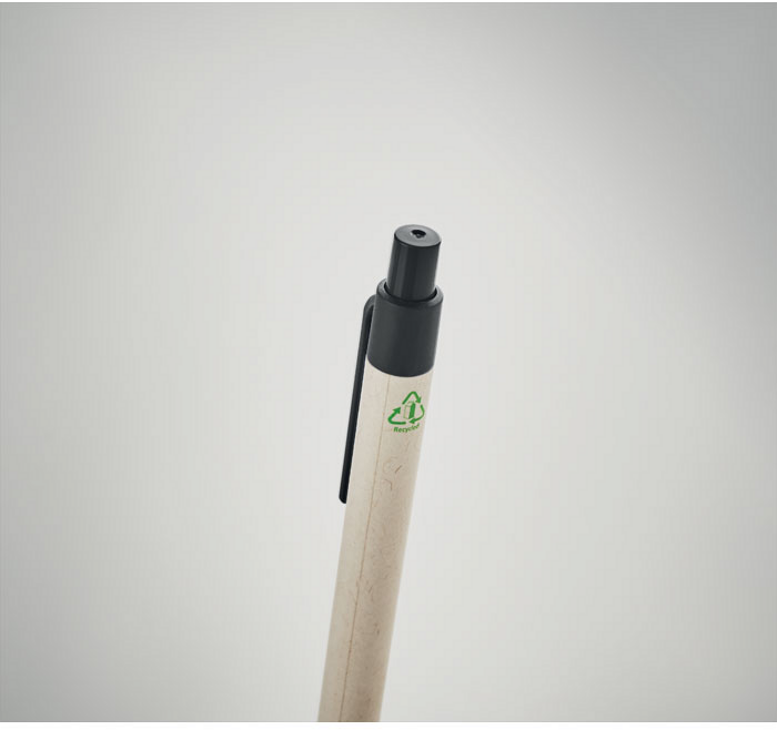 Ein Druckkugelschreiber, dessen Schaft aus 70% recyceltem Milchkarton und zu 30% aus recyceltem Papier besteht. Clip und Spitze sind aus zu 100% abbaubarem Mais PLA-Teilen.