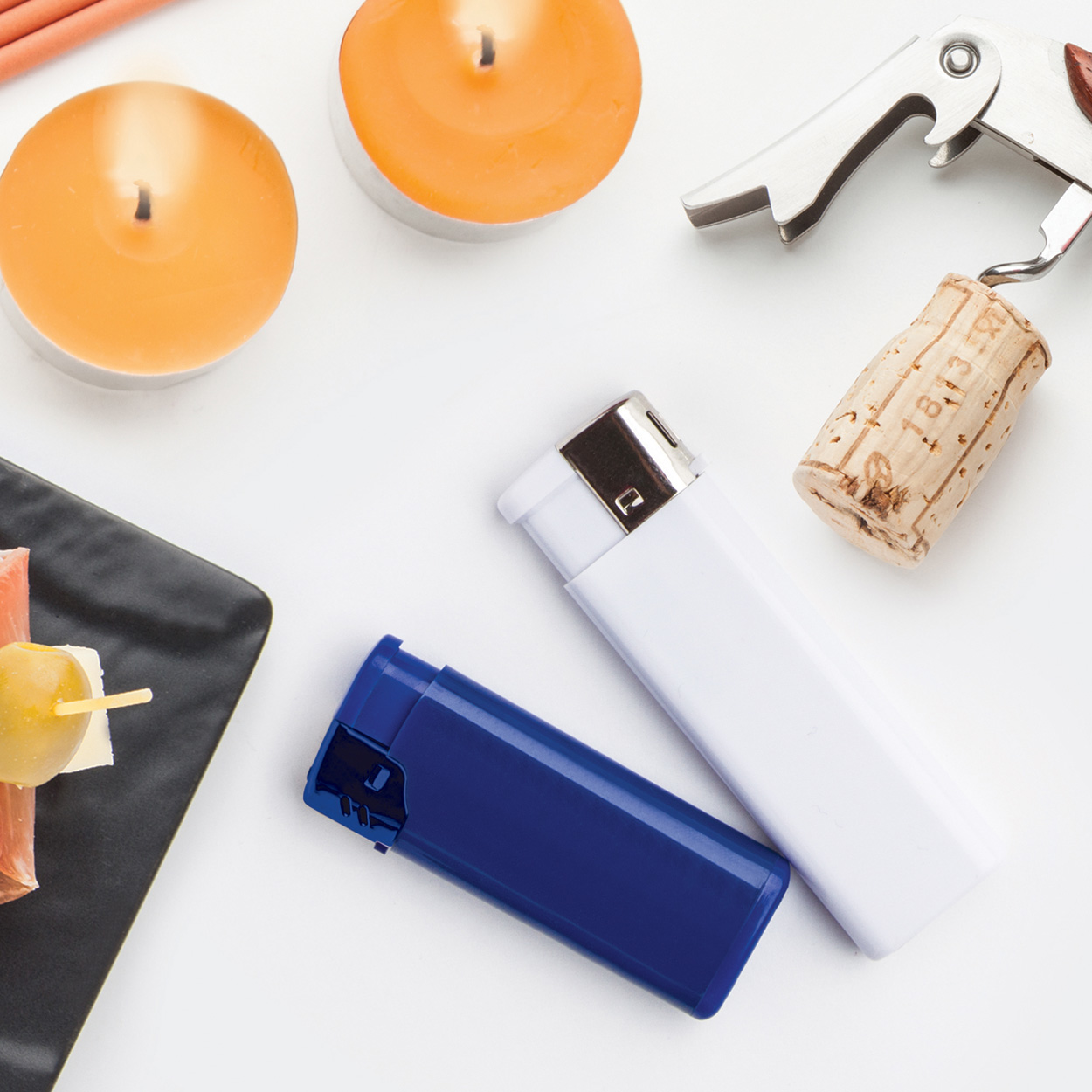 Blaues und weißes Feuerzeug auf Tisch mit Kerzen.