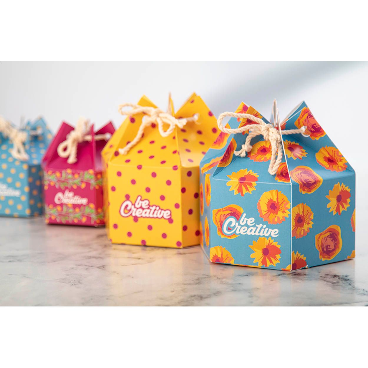 CreaBox HexaCord M Sechseckige Geschenkbox (130 x 113 x 118 mm) - weiß-238