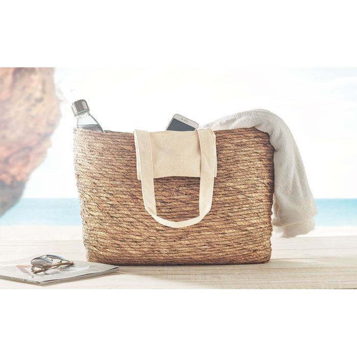 Gefüllte Strandtasche natur am Strand.