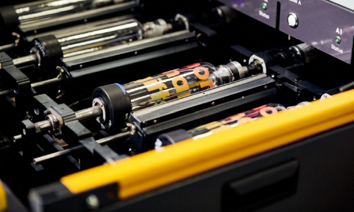 Digitaldruckmaschine durch das  eintauchen der Farbe vorbereitet für den Druck.