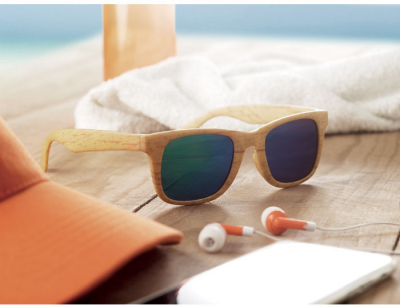 Auf einem Tisch liegt eine moderne Sonnenbrille aus Holz.