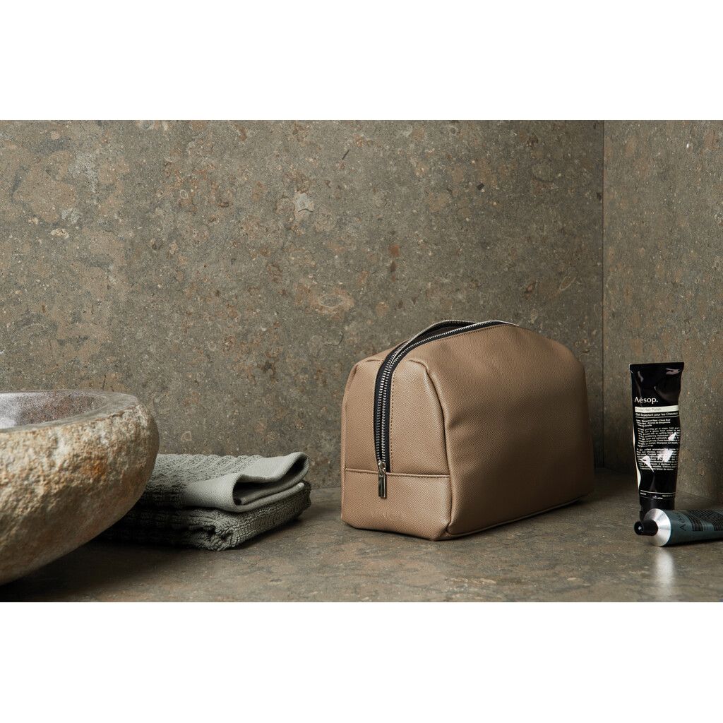 VINGA Bermond Kulturtasche aus RCS recyceltem PU - braun-883