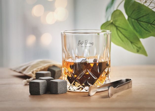 Wiskeyglas mit Steineiswürfeln als Werbegeschenk