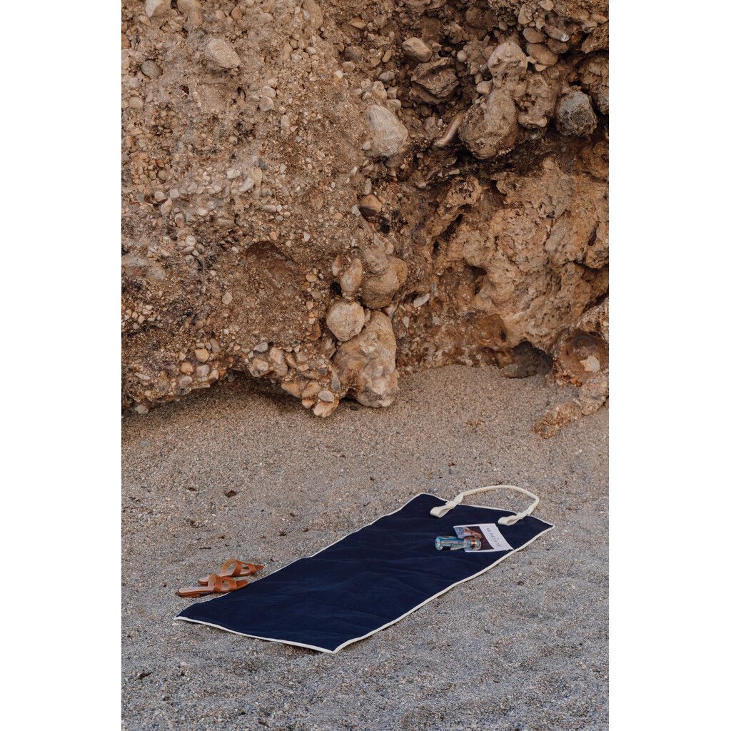 VINGA Volonne AWARE™ Strandmatte aus recyceltem Canvas - blau-414