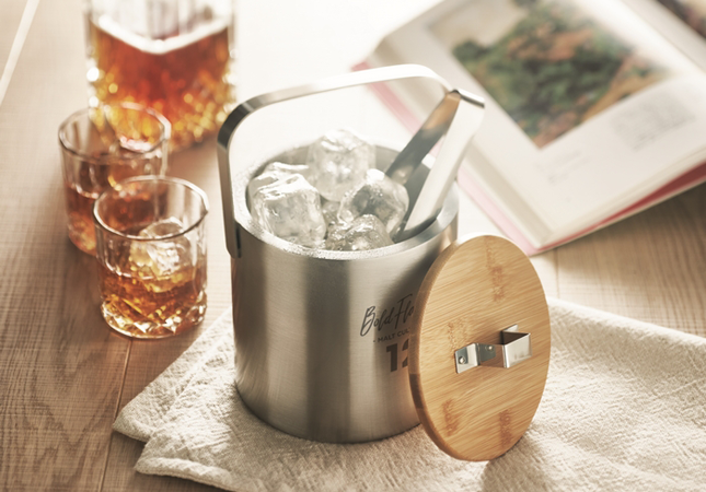 Eiswürfelkühler mit Bambusdeckel auf dem Tisch