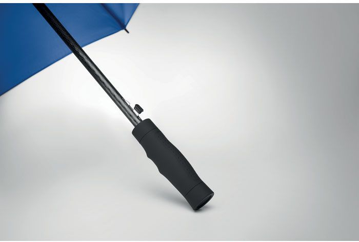 Ein herkömmlicher Regenschirm lässt sich noch mit der Hand öffnen und schließen.