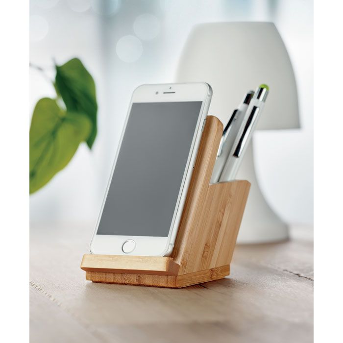 Stiftehalter aus Holz mit Handyhalterung auf Schreibtisch.
