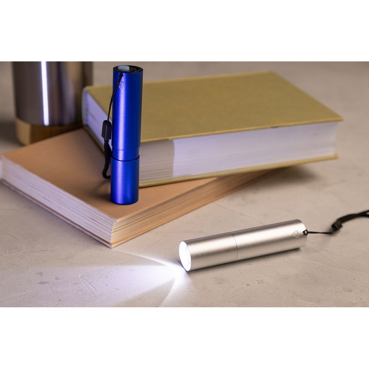 Chargelight Tone wiederaufladbare Taschenlampe aus recyceltem Aluminium - silber-236