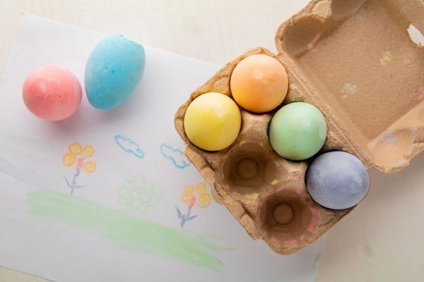 Bunte Malkreide in Form von Eiern.